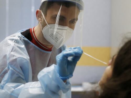 Covid, la curva dei contagi risale. Sei regioni a rischio alto: cosa succede
