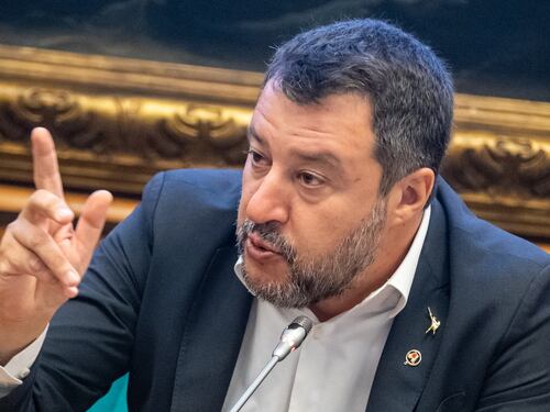 Clandestini in festa per lo sbarco in Italia. Matteo Salvini furioso: “Lamorgese, chi l’ha vista?”