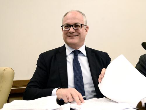 Nessuna pietà: l’Imu si paga. Gli italiani aspettano i soldi del governo, intanto sborsano