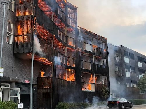 Inferno di cristallo a Londra. Va a fuoco un edificio di sei piani