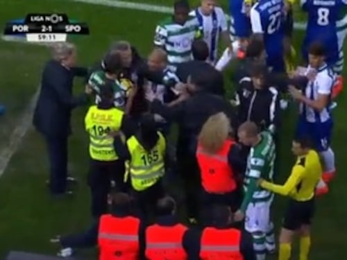 L'arbitro espelle i barellieri con la Var