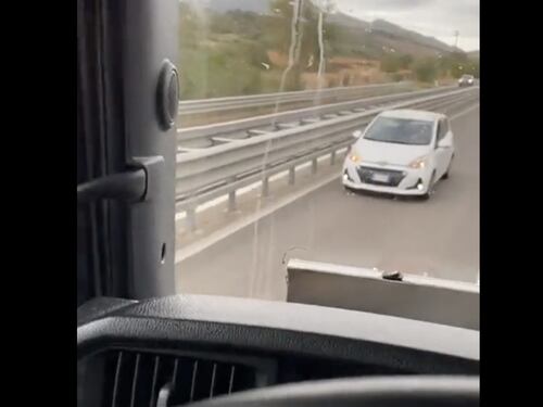 Auto in contromano sulla strada statale, camionista interviene ed evita il peggio
