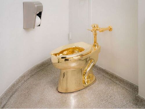 Colpo grosso in Uk, rubato il water d'oro di Maurizio Cattelan