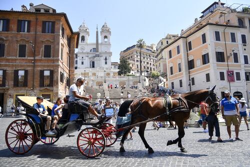 Virginia Raggi cade da cavallo: le botticelle tornano nel traffico del centro di Roma