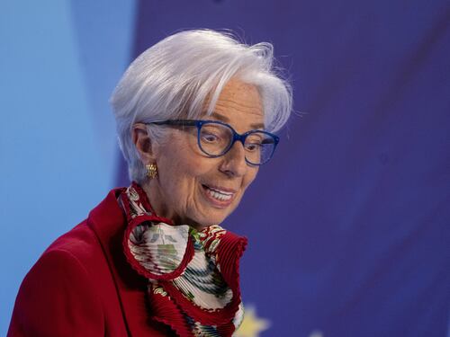 Bce, marcia indietro di Lagarde sui tassi di interesse: “Stop ai rialzi”