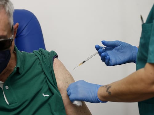 Covid, è corsa ai vaccini. Il consiglio dei medici: "Meglio quelli nuovi"