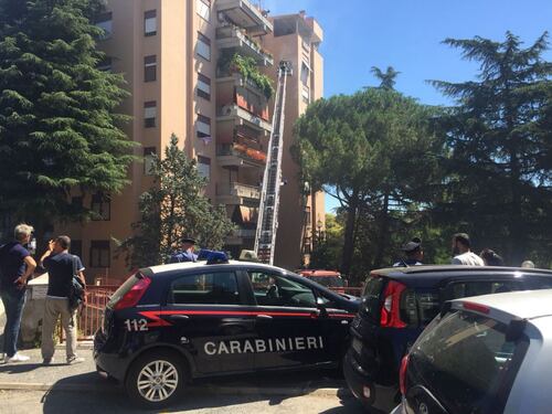 Appartamento in fiamme alla Pisana, condomini salvati dalla terrazza