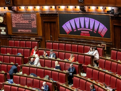 Legge elettorale, il governo incassa le prime fiducie. Centrodestra compatto