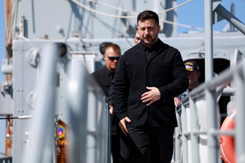 Mosca, pioggia di droni da Kiev. E Zelensky incontra Trump: "Nuove sanzioni"