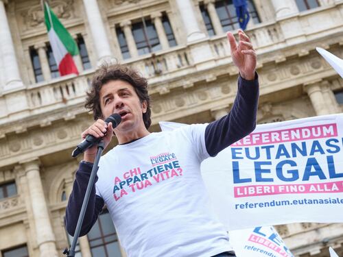 Mezzo sì all'eutanasia, in Italia è via libera con riserva