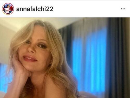 La zampata di Caicedo fa spogliare Anna Falchi. La foto estrema, tifosi impazziti