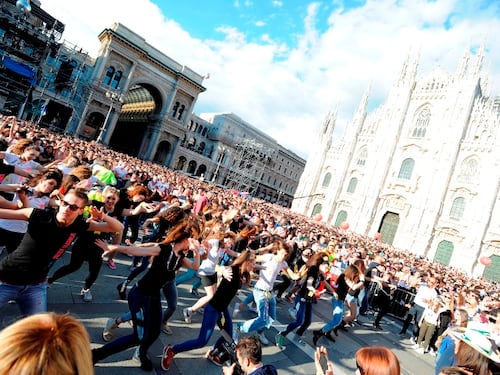 Just Dance 4, flash mob in piazza Duomo ballando Emma Marrone