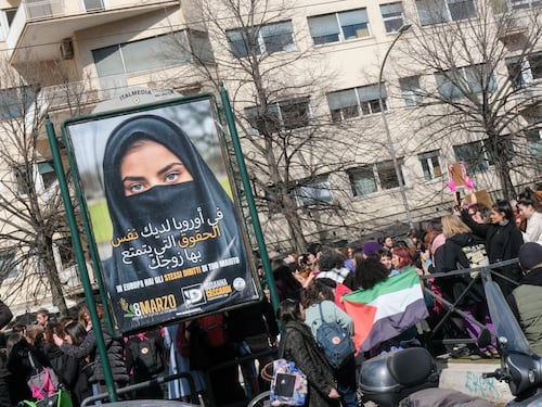 Roma, il corteo per l'8 marzo diventa filoislamista, anti-governo e anti-Trump