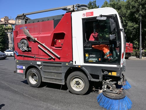 Roma, Ama cala il bonus “spazzino”: incentivi per i giorni festivi