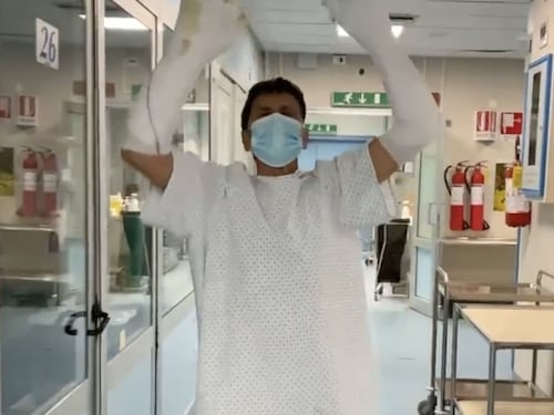 Mani e gambe fasciate. Gianni Morandi muove i primi passi dopo le ustioni