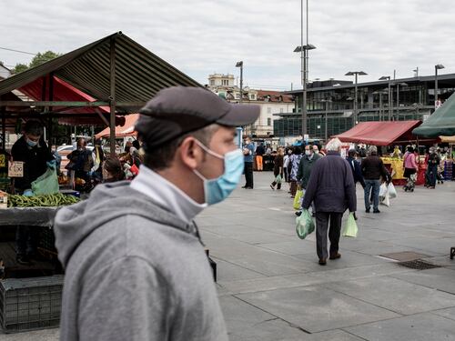 Comprano solo cibo e rinviano le visite: gli italiani impauriti nell'era del virus