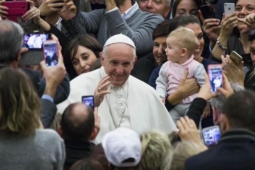 Papa Francesco sul fine vita: "Lecito sospendere cure se non proporzionali"
