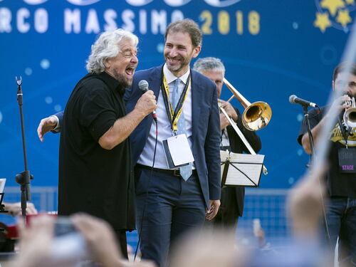 Caos sui quesiti Rousseau su Draghi, Grillo stoppa Casaleggio