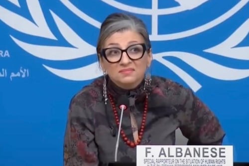 Albanese alle strette, balbetta davanti alle domande sulle fonti del suo rapporto