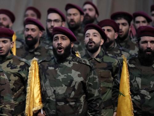 Libano, esplodono anche i walkie talkie. Hezbollah: "Vendetta sanguinosa"