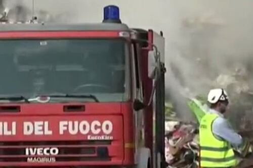 Deposito di rifiuti speciali in fiamme. Allarme a Mortara: rischio diossina