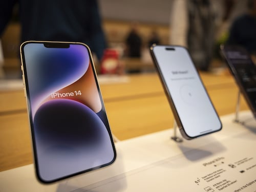 Covid, in Cina slitta la consegna di iPhone 14. Il lockdown blocca Apple