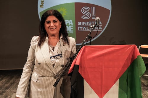 Campania, l'ultima di Fatayer: diffondono il suo indirizzo e lei se la prende con i giornalisti