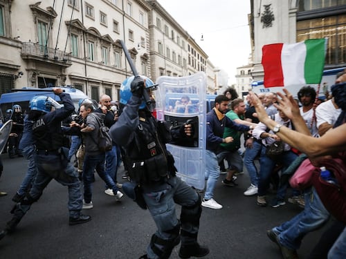 Green pass, in arrivo la stretta del Viminale per le manifestazioni: cortei vietati e regole riviste
