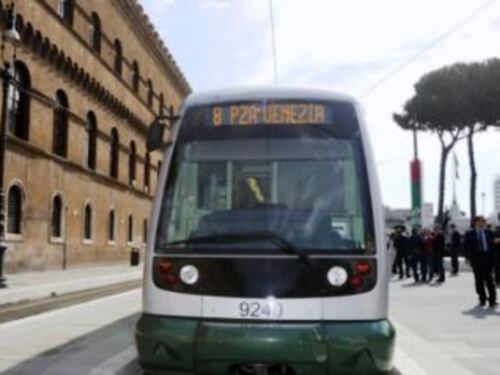 Piazza Venezia, autista del tram 8 preso a bottigliate. L'aggressore è un colombiano