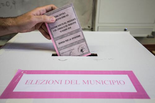 Elezioni amministrative, affluenza in calo. Tremano il Pd e la Raggi