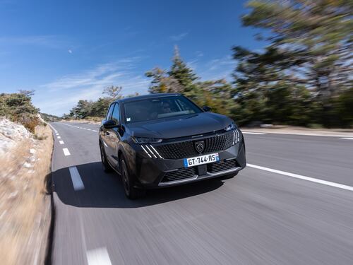 Anche 3008 diventa elettrica