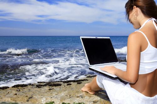 L'ennesima farsa del governo sul bonus pc: vale solo per i computer in comodato d'uso