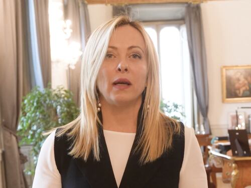Meloni silenzia la sinistra: aumenti in busta paga e c'è chi polemizza