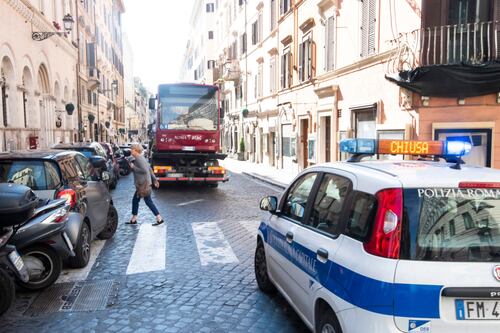 Investe pedone sul marciapiede in Via Sistina: è grave