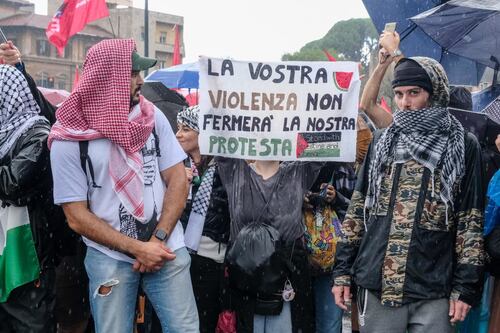 Roma, pro-Palestina in piazza: inneggiano ad Hamas e insultano Meloni e Netanyahu