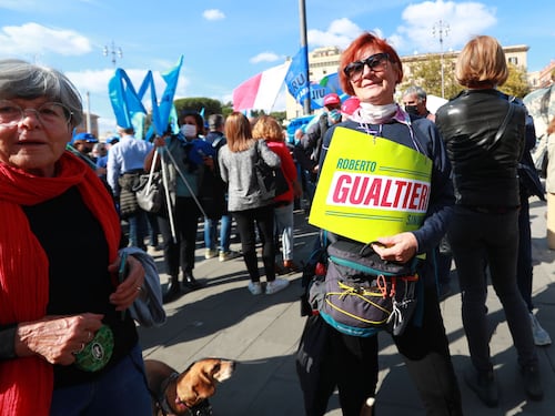 Vota Antonio, anzi Roberto Gualtieri, nella piazza della Cgil. Ma a sinistra possono fare di tutto