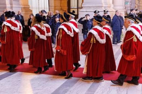 Palermo, la Procura: "Bambini di 10 anni hanno pistole vere. A 11 sono già sfruttati dalla mafia"