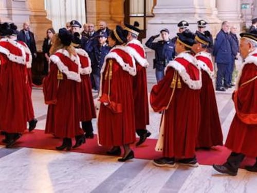 Palermo, la Procura: "Bambini di 10 anni hanno pistole vere. A 11 sono già sfruttati dalla mafia"