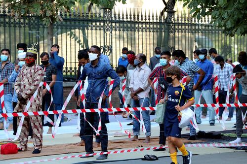 Immigrati, folla di islamici in piazza per la preghiera. Fratelli d'Italia contro il governo: scandaloso