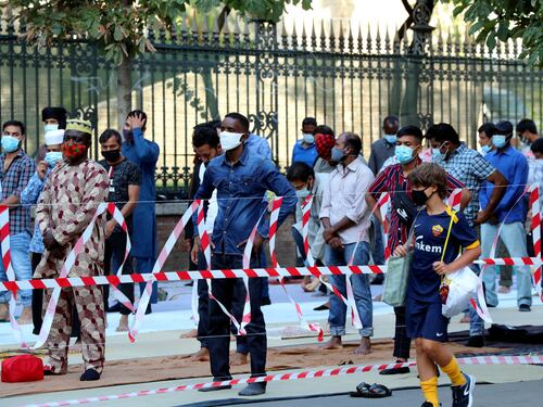 Immigrati, folla di islamici in piazza per la preghiera. Fratelli d'Italia contro il governo: scandaloso