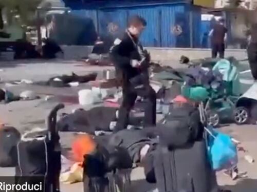 Kramatorsk, mattinata di tragedia: razzi sulla stazione durante l'evacuazione dei civili. Morti e feriti