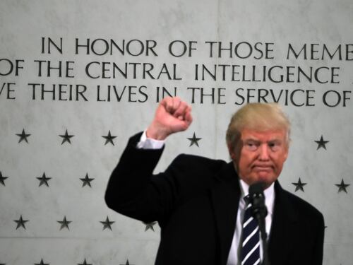 Trump fa pace con la Cia e dichiara guerra ai media