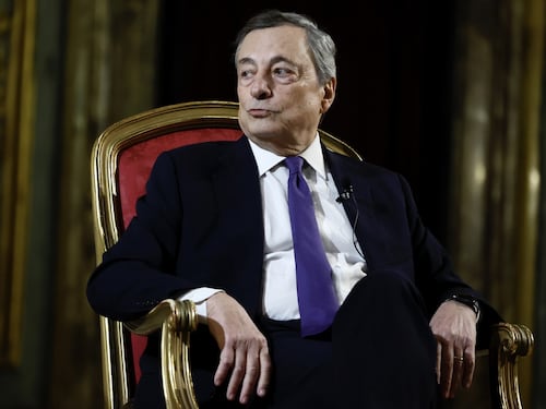 Economia, famiglie più povere col governo Draghi: i dati inchiodano l’ex premier