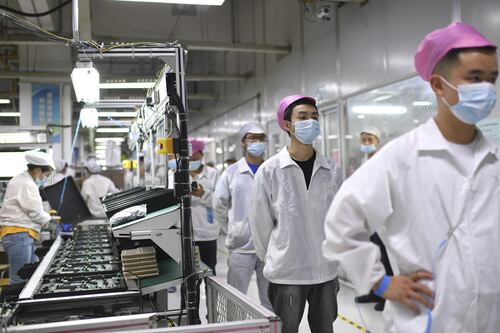 Cina, scoppia la maxi protesta nella più grande fabbrica di iPhone al mondo
