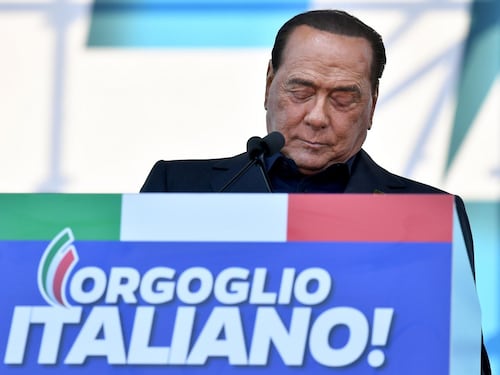 "Siamo noi la maggioranza". Berlusconi commosso sul palco