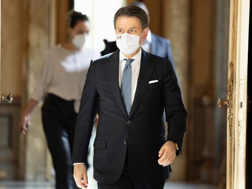 Conte inflessibile: "Senza mascherina all'aperto solo isolati in campagna o in montagna"