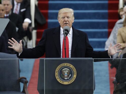 Migranti, pronto il piano di Trump per le espulsioni di massa: quando partirà