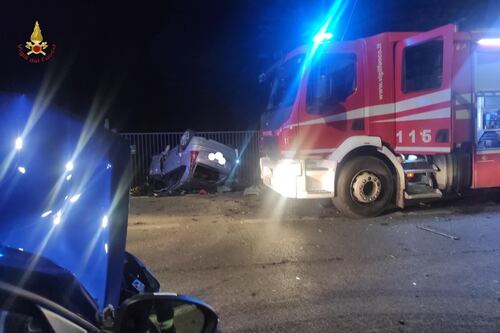 Incidente sulla Tangenziale, l'auto si ribalta e finisce contro un suv: muoiono due amiche di 21 e 22 anni