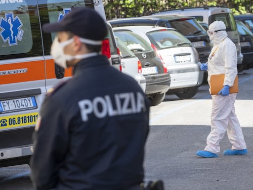 Cade sulle auto dal terzo piano, ragazza in fin di vita ai Parioli