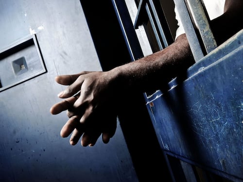 Detenuti incendiano materassi e distruggono telecamere, caos al carcere di Torino